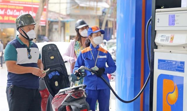 Gia xang bat tang sau 2 lan giam lien tiep