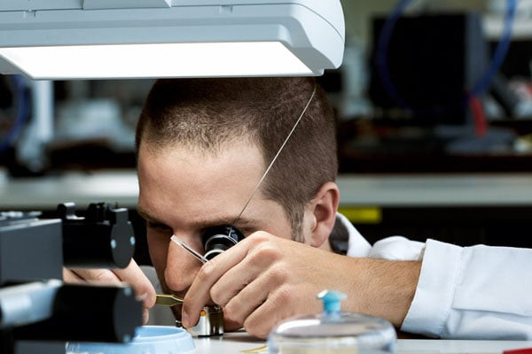 Các chi tiết của đồng hồ như mặt số, dây đeo,... đều do các nghệ nhân lắp ráp thủ công. Điều này giúp hãng kiểm soát chất lượng sản phẩm bán ra một cách tốt nhất. Ảnh: Gulfbusiness