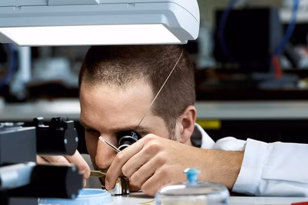 Các chi tiết của đồng hồ như mặt số, dây đeo,... đều do các nghệ nhân lắp ráp thủ công. Điều này giúp hãng kiểm soát chất lượng sản phẩm bán ra một cách tốt nhất. Ảnh: Gulfbusiness