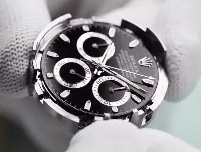 Trên thực tế, người đeo đồng hồ Rolex không phải để xem giờ mà là để thể hiện địa vị, đẳng cấp, cá tính. Vì thế, họ sẵn sàng bỏ thời gian và tiền bạc để sở hữu một chiếc. Ảnh: Forbes