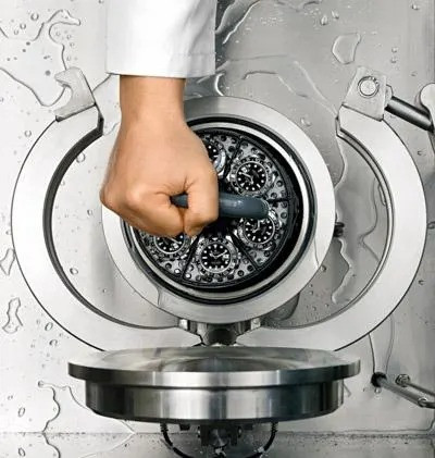 Không những thế, Rolex còn sử dụng phòng nghiên cứu riêng biệt được trang bị công nghệ và thiết bị hiện đại nhất thế giới, để sáng chế ra những linh kiện mới, phương pháp chế tạo nhanh và hiệu quả hơn. Ảnh: Forbes