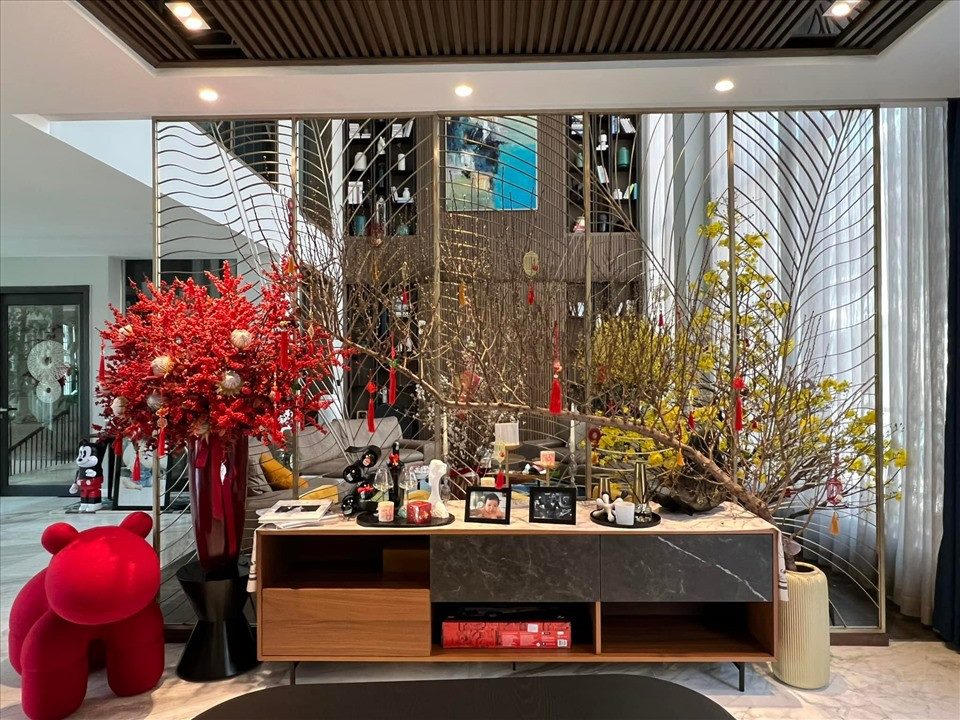 Phòng khách phủ đầy các loại hoa rực rỡ.