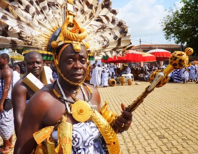 Theo nhiều tài liệu, người Ashanti cổ dùng bụi vàng như một loại tiền tệ hay mạ lên người. Ảnh: Local Moda