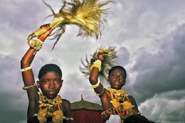 Sự giàu có của người Ashanti tăng lên nhờ vận chuyển vàng đến Bắc Phi thông qua tuyến đường thương mại xuyên Sahara. Ảnh: Pinterest