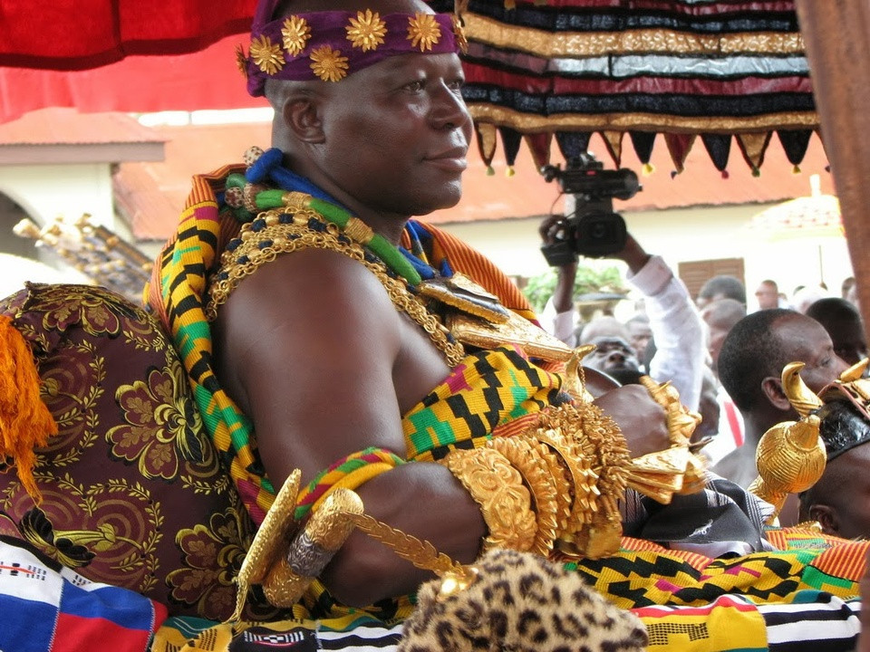 Mức độ “dát vàng” trên người của đối phương chính là một trong những tiêu chí quan trọng để đánh giá được khả năng làm vợ/chồng tốt. Ảnh: Getty