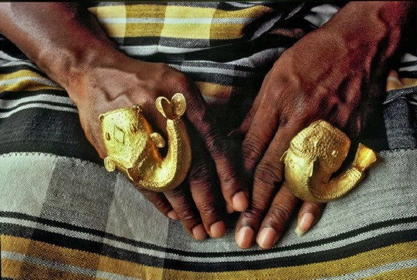 Nhiều thông tin cho biết người Ashanti đeo cả cân vàng trên người. Tuy nhiên, điều này không thực sự chính xác. Ảnh: Getty