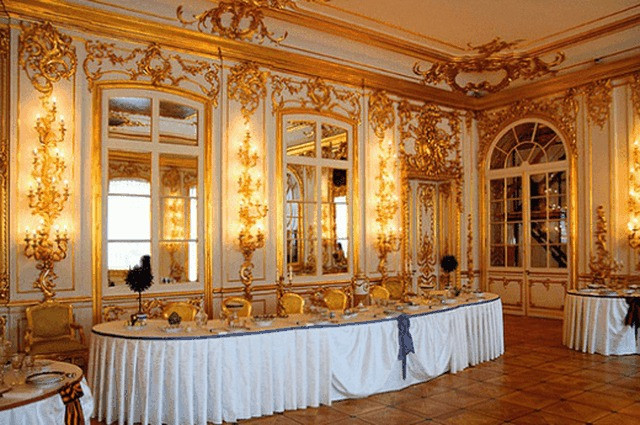 Nơi cư ngụ của Quốc vương Hassanal Bolkiah là cung điện dát vàng Istana Nurul Iman. Cung điện có tới 1.788 phòng, bao gồm 257 phòng ngủ, phòng họp cho Quốc hội có sức chứa lên đến 5.000 người. Ảnh: Istananuruliman