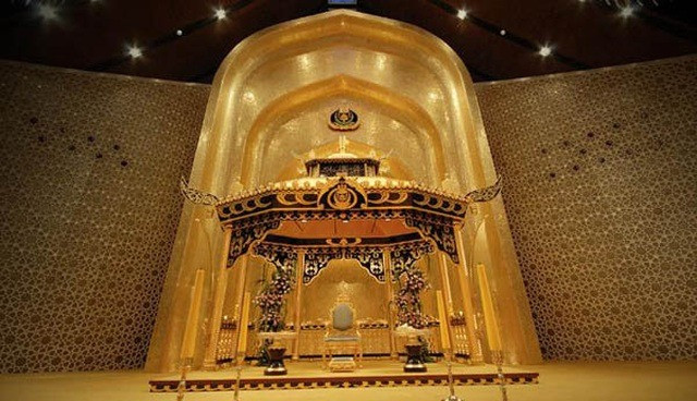 Phòng làm việc của Quốc vương Brunei là nơi “đắt giá” nhất trong số những khu vực dát vàng tại cung điện, bởi nội thất tại đây đều làm bằng vàng ròng tinh xảo, ngai vàng được đúc hoàn toàn bằng vàng nguyên khối. Ảnh: Istananuruliman