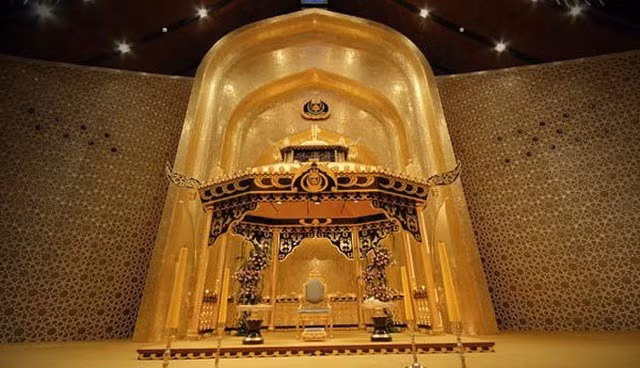 Phòng làm việc của Quốc vương Brunei là nơi “đắt giá” nhất trong số những khu vực dát vàng tại cung điện, bởi nội thất tại đây đều làm bằng vàng ròng tinh xảo, ngai vàng được đúc hoàn toàn bằng vàng nguyên khối. Ảnh: Istananuruliman