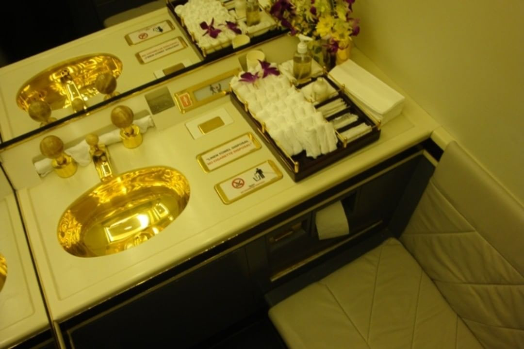 Thậm chí, bồn rửa mặt trong nhà vệ sinh trên máy bay cũng được dát vàng. Ảnh: Autoevolution