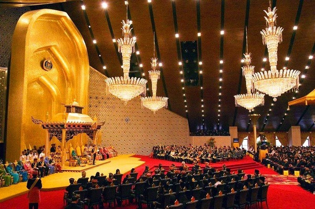 Từ bàn ghế đón tiếp khách quý tới khung tranh, ly nước cũng được đúc bằng vàng. Ảnh: Istananuruliman