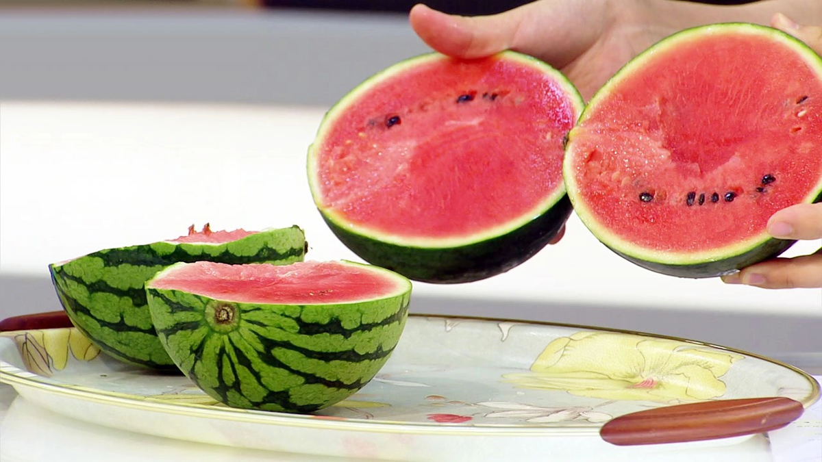 Dưa hấu táo nhỏ gọn, thuận tiện để cầm nắm, ăn vừa đủ. Thậm chí, dưa hấu còn có thể ăn trực tiếp sau khi bỏ vỏ mà không cần phải cắt thành từng miếng nhỏ.