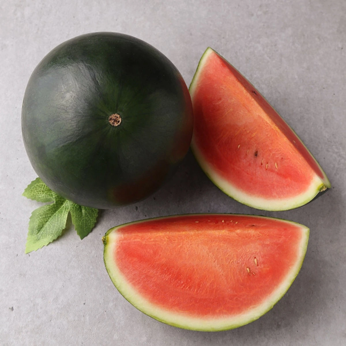 Dưa hấu táo mềm hơn dưa hấu loại thường một chút, nhưng lại rất giòn nên cảm giác khi nhai khá giống với ăn táo.