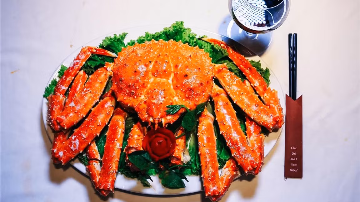 Theo Tiền phong, tại một số nhà hàng, chi phí cho một bữa ăn với cua hoàng đế có thể lên đến 20 triệu đồng. Ảnh: Cooky