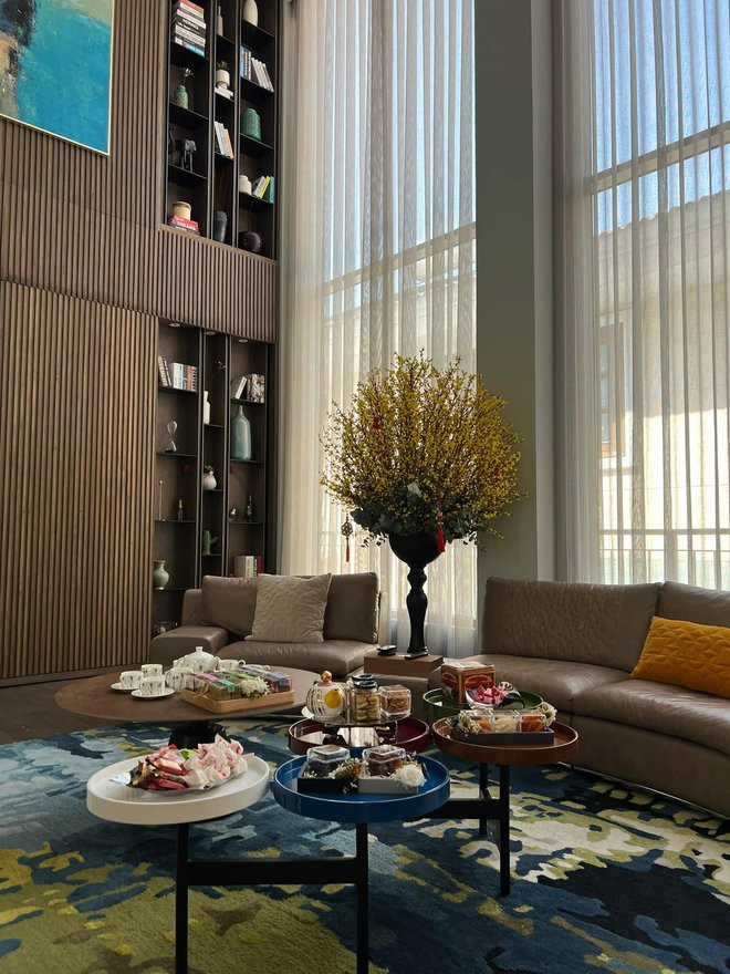 Không gian phòng khách rộng rãi được bày trí theo phong cách hiện đại.