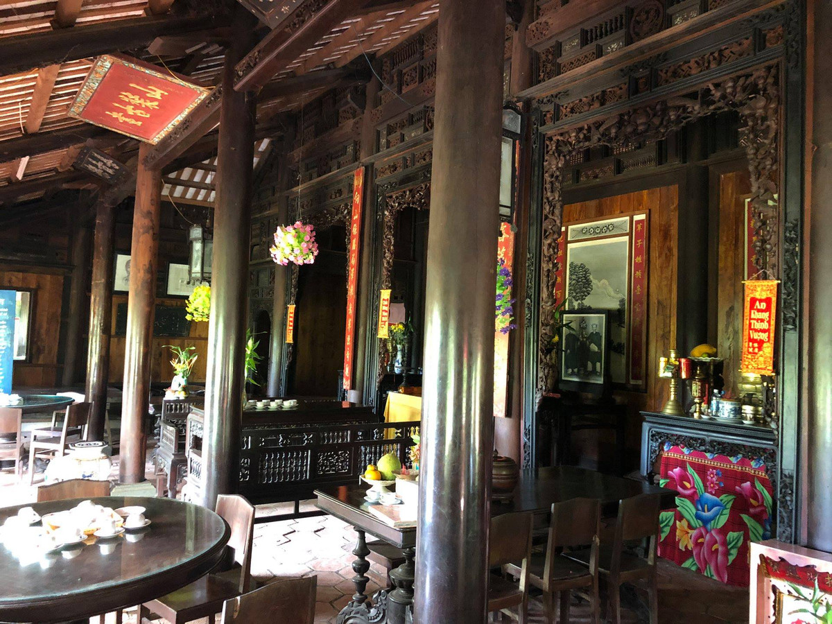 Gọi là Trăm Cột nhưng thực chất ngôi nhà cổ mang kiến trúc nhà rường Huế này có đến 120 cột, gồm 68 cột tròn và 52 cột vuông nằm rải rác trong các bức vách. Ảnh: Thamhiemmekong