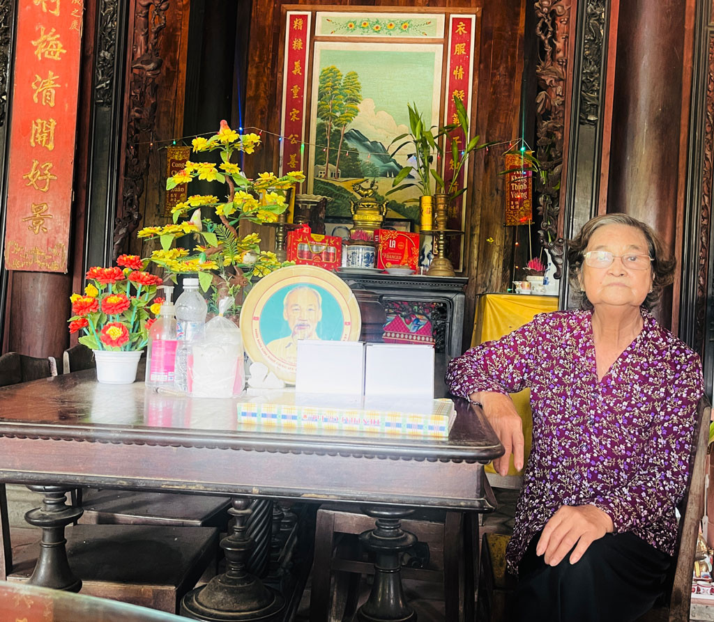 Chủ nhân ngôi nhà là ông Trần Văn Hoa, thời điểm xây nhà là Hương sư làng Long Hựu, tỉnh Gia Định (về sau làm Hội đồng quản hạt Chợ Lớn). Chủ nhân hiện tại của căn nhà là bà Trần Thị Ngỏ (cháu ông Trần Văn Hoa). Ảnh: Dân Việt