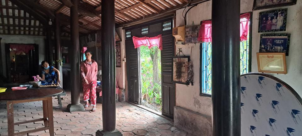 Nhà Trăm Cột có 3 gian, 2 chái dùng nhiều loại gỗ quý như gõ đỏ, cẩm lai, mun, gõ mật... Ảnh: Kinhtedothi