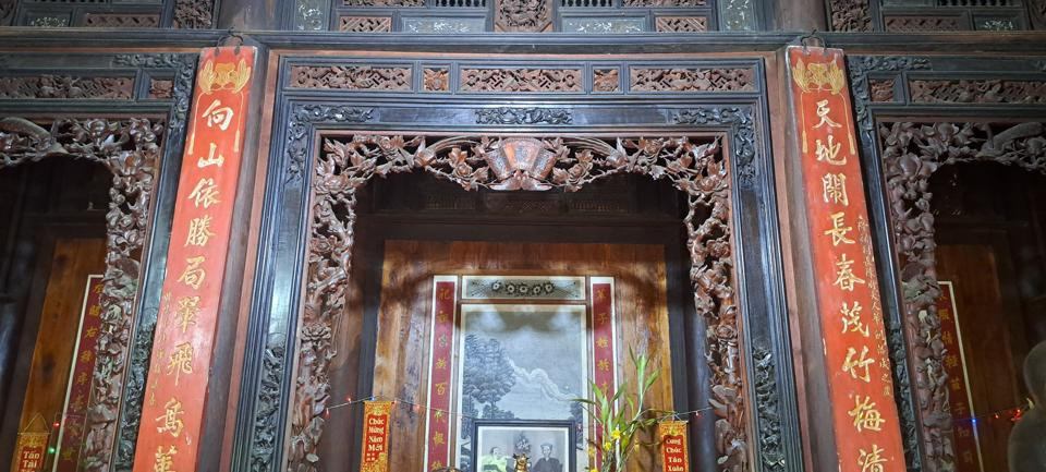 Để chạm trổ hoa văn tinh xảo trên gỗ, 15 nghệ nhân phải mất tới 3 năm. Ảnh: Kinhtedothi