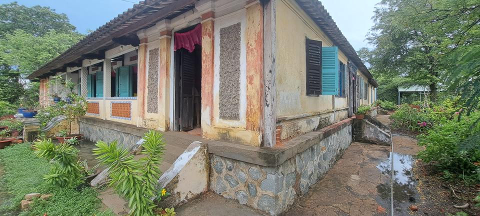 Khung ngôi nhà được đặt trên nền đắp cao bằng đá tảng nhằm chống ẩm mốc. Ảnh: Kinhtedothi