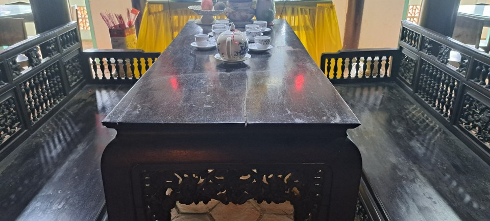 Bộ trường kỷ được đặt trang trọng giữa gian chính. Ảnh: Kinhtedothi