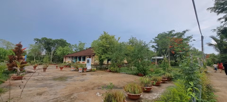 Nhà Trăm cột gồm 3 gian, 2 chái đôi trên khu vườn diện tích 4.044m2. Ảnh: Kinhtedothi