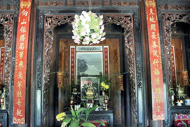 Căn nhà cổ sử dụng nhiều loại gỗ như gõ đỏ, gỗ cẩm bông, gỗ mun,...Ảnh: Tiền phong