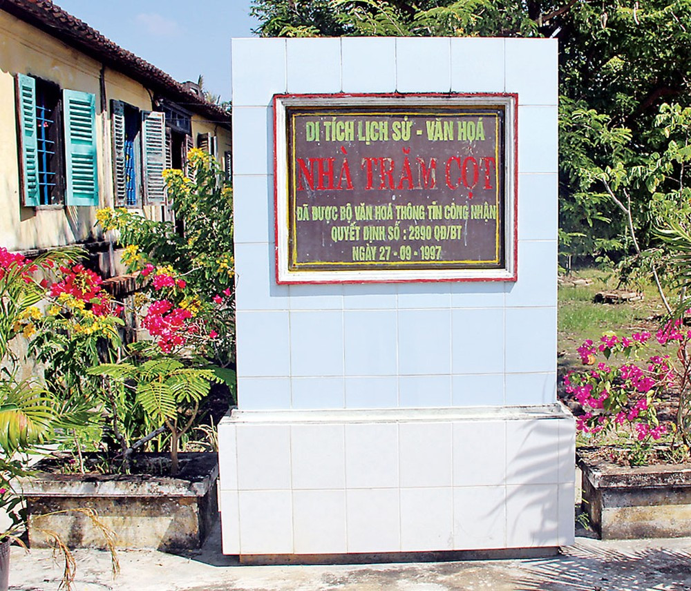 Nhà Trăm Cột tọa lạc trên diện tích 882m2, thuộc ấp Cầu Ngang, xã Long Hựu Đông, huyện Cần Đước, tỉnh Long An, có tuổi đời hơn 100 năm. Ảnh: Tiền phong