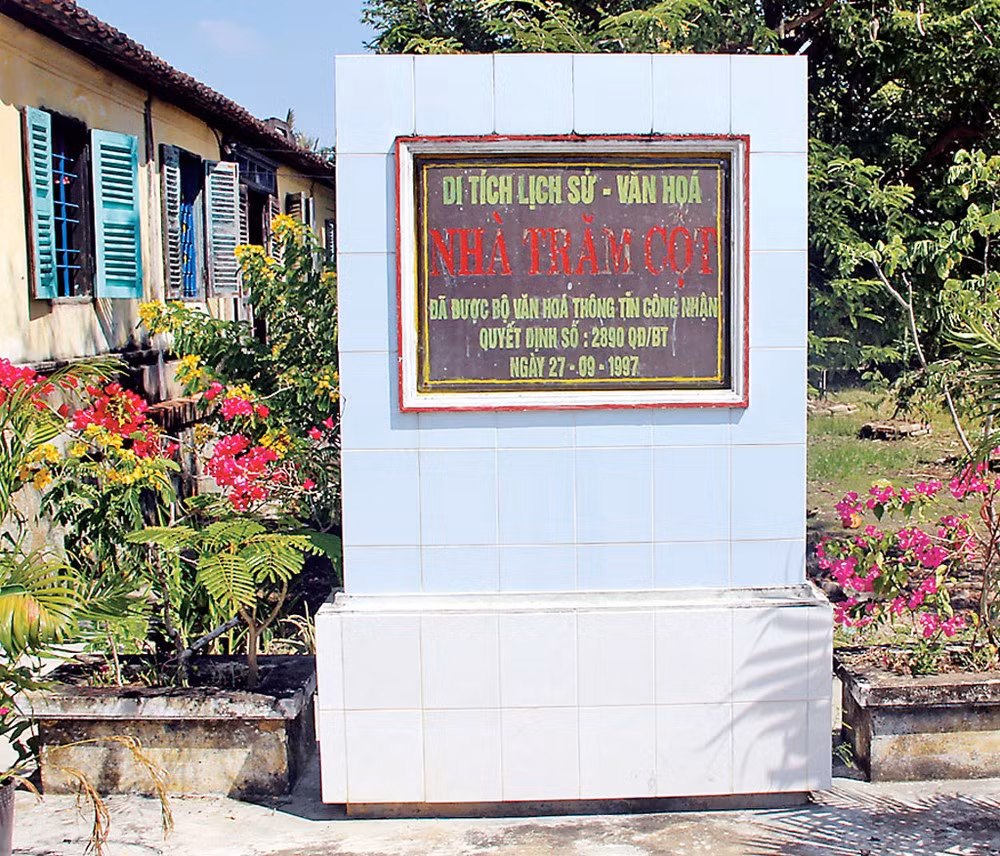 Nhà Trăm Cột tọa lạc trên diện tích 882m2, thuộc ấp Cầu Ngang, xã Long Hựu Đông, huyện Cần Đước, tỉnh Long An, có tuổi đời hơn 100 năm. Ảnh: Tiền phong