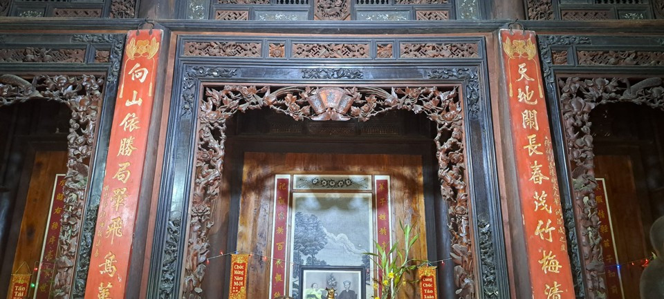 Từ cột nhà đến các đồ dùng như bàn ghế, giường, tủ, phản... đều được chạm khắc tỉ mỉ. Ảnh: Kinhtedothi