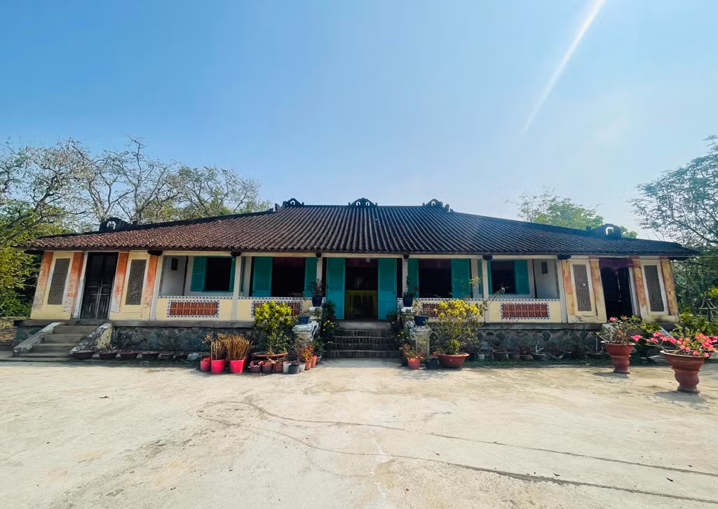 Ngoài những địa điểm du lịch sông nước, miền đất Long An còn có nhiều di tích lịch sử lâu đời. Trong đó phải kể đến ngôi nhà cổ trăm cột nổi tiếng. Ảnh: Dân Việt