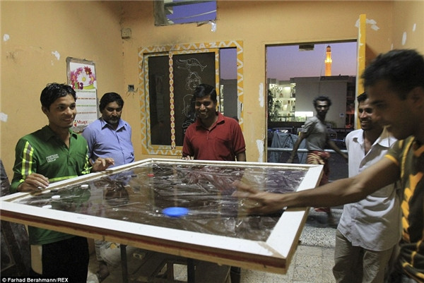 Họ tự chế ra trò chơi Carrom – một trò chơi khá giống bi-a để giải trí.