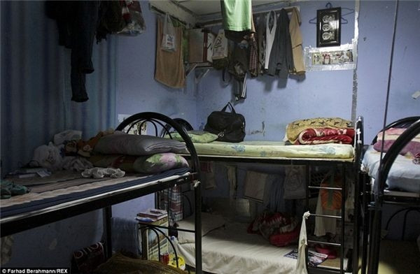 Người nghèo ở Dubai phải ngủ trong những căn phòng bí bách như thế này.