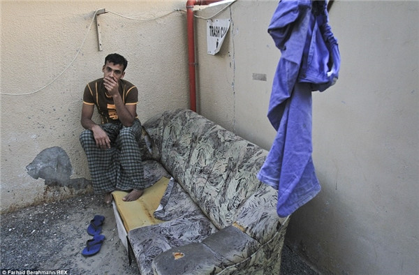 Điều kiện sống của họ chật chội và bẩn thỉu.