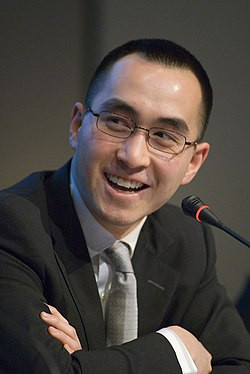 Xuất thân từ gia tộc lẫy lừng và người cha sẵn lòng trợ giúp số tiền lập nghiệp lên đến tận 600 triệu HKD (gần 2.000 tỷ đồng) song Hà Du Long nhất quyết từ chối để bắt đầu từ con số 0. Ảnh: Wiki