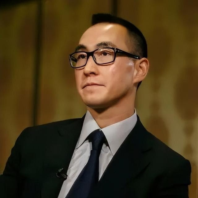 Ban đầu, Hà Du Long làm thực tập sinh trong một công ty chứng khoán và được đánh giá là một nhân vật xuất chúng. Ảnh: Sina