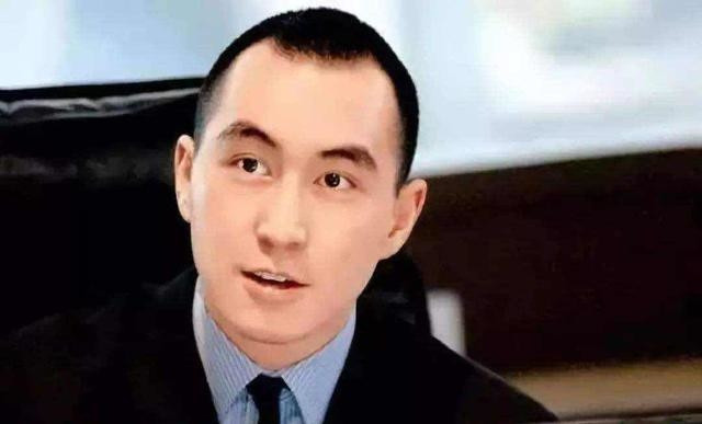 Chỉ sau vài tháng làm việc, chàng thiếu gia họ Hà đã được thăng chức trợ lý giám đốc. Thế nhưng, tham vọng của con trai tỷ phú chưa dừng lại ở đó. Ảnh: Sina