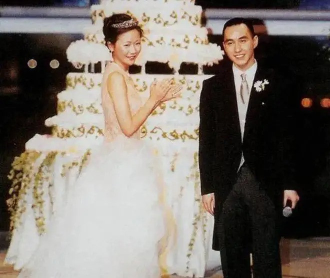 Đặc biệt, khác với người cha đào hoa có 4 vợ, Hà Du Long chỉ có đúng một tình yêu duy nhất là người bạn "thanh mai trúc mã" La Tú Nhân. Ảnh: Sohu