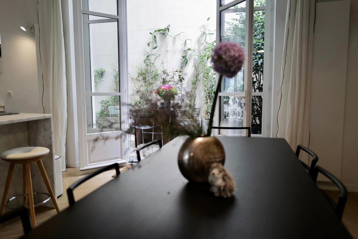 Nhà thiết kế mở, có thể nhìn ra ban công xanh mát.