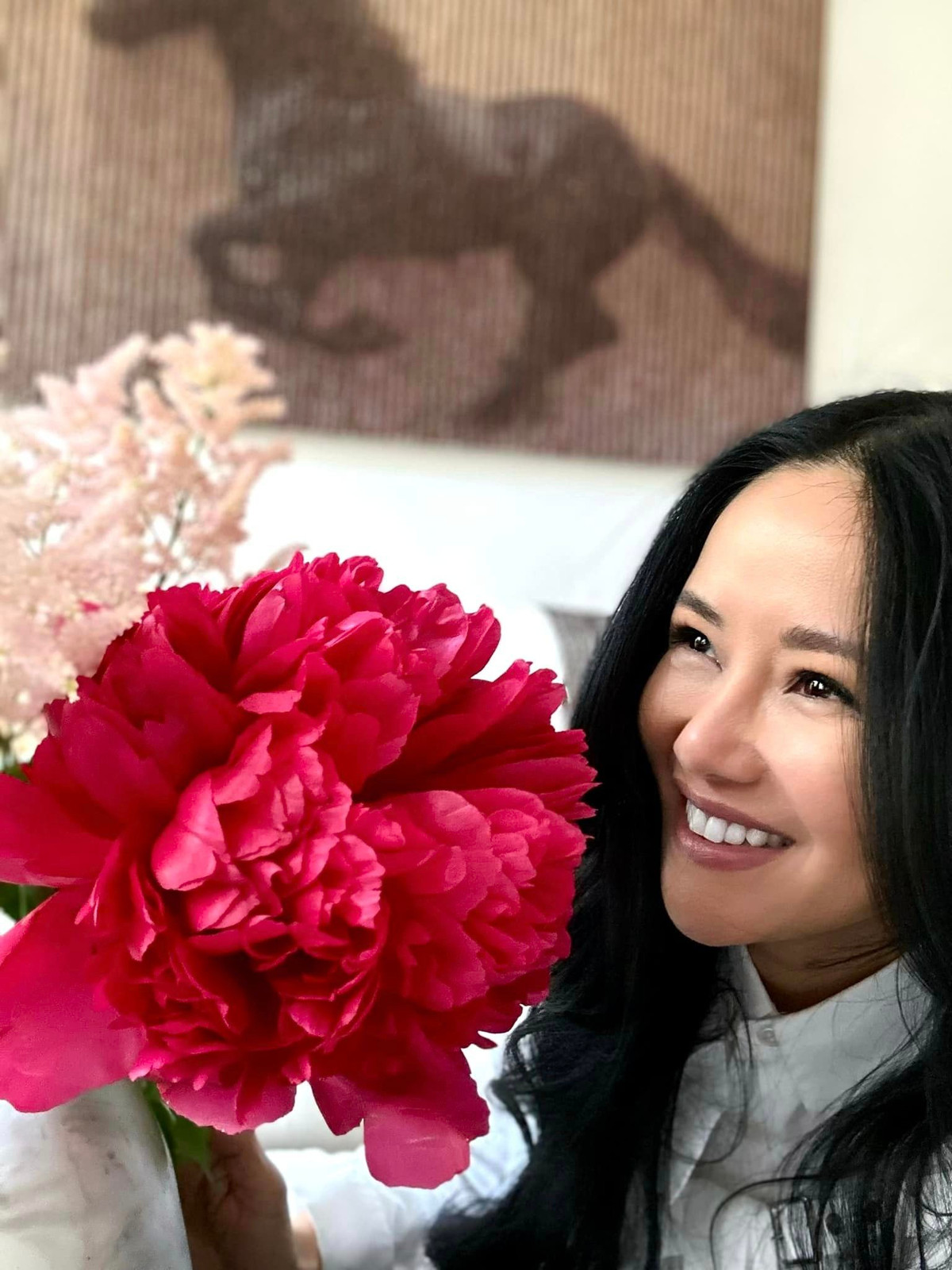 Hồng Nhung khoe bông hoa mẫu đơn to đùng cắm trong nhà.