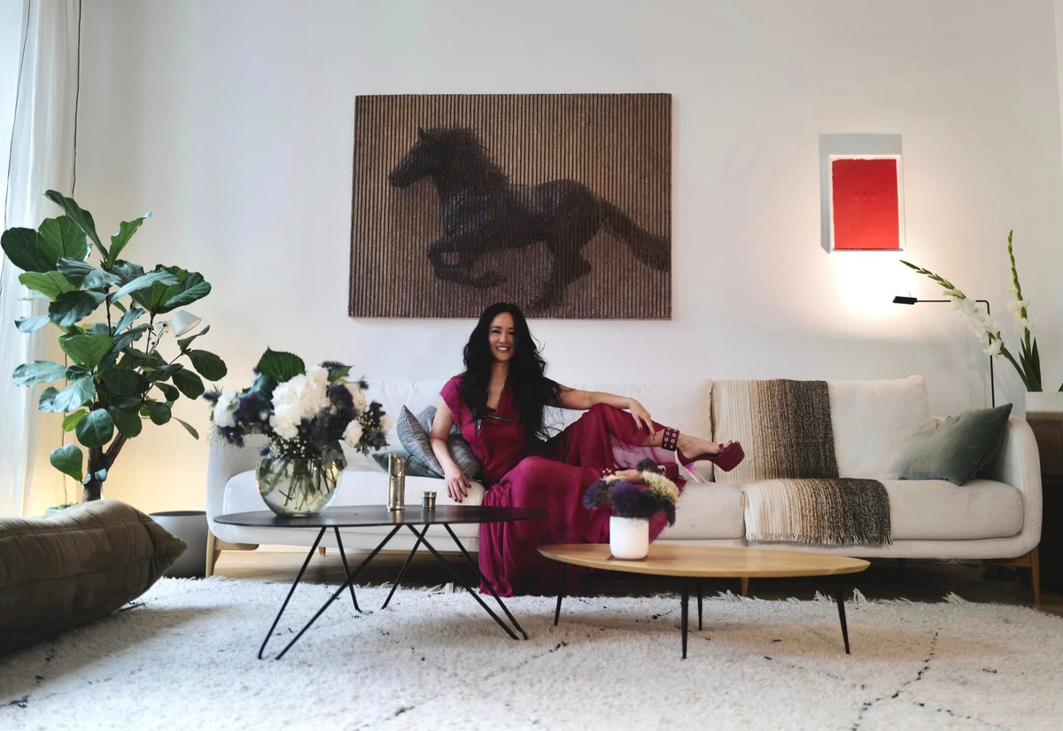 Mới đây, diva Hồng Nhung tự tin khoe sắc vóc, thần thái tươi tắn trong ngôi nhà mới tại Pháp, kèm chú thích: "Home sweet home" (Tổ ấm ngọt ngào).