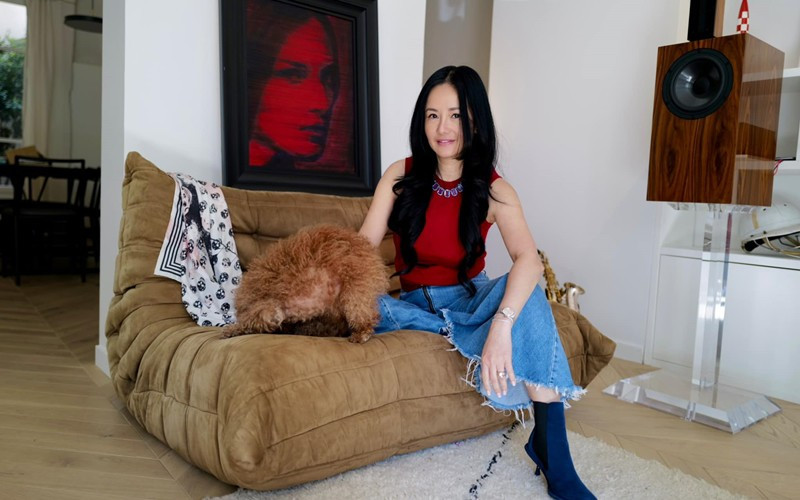 Nữ ca sĩ còn treo nhiều bức tranh lạ mắt, có nhiều tranh của các họa sĩ nổi tiếng.