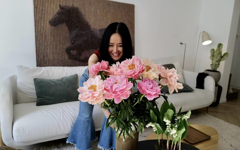 Diva Hồng Nhung thường xuyên chăm chút tổ ấm của mình bằng những bình hoa tươi.