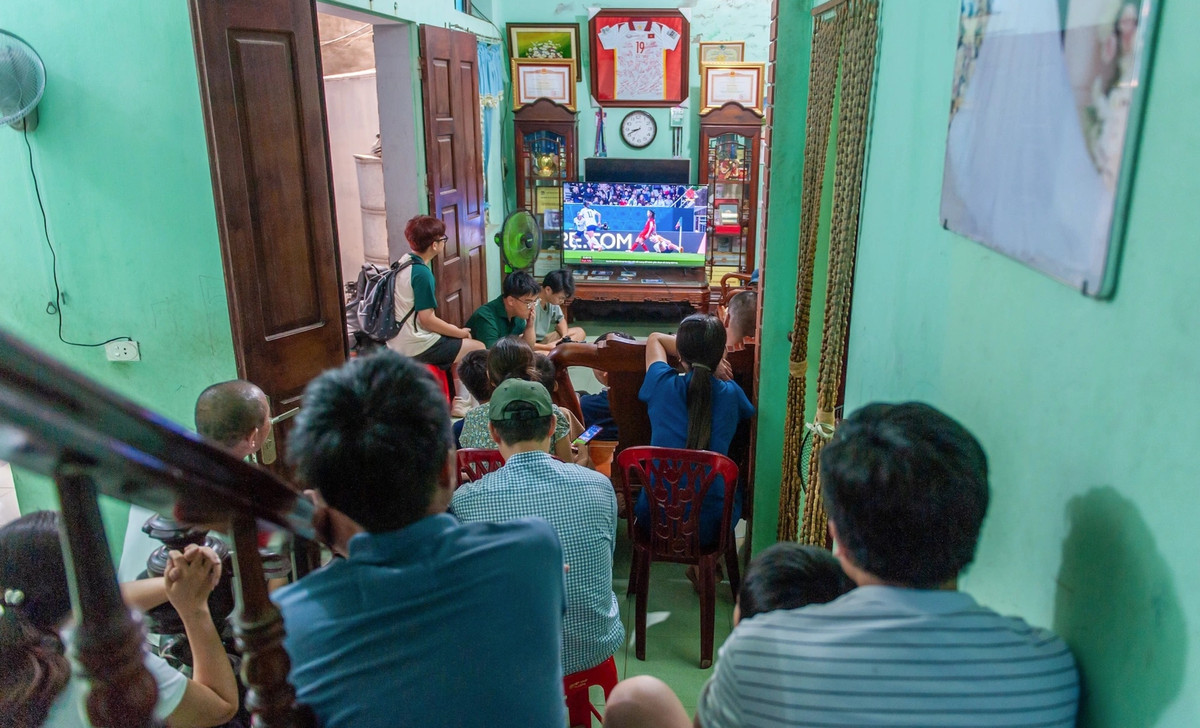 Cầu thang dẫn lên tầng cũng bằng gỗ chắc chắn. Ảnh: Dân trí