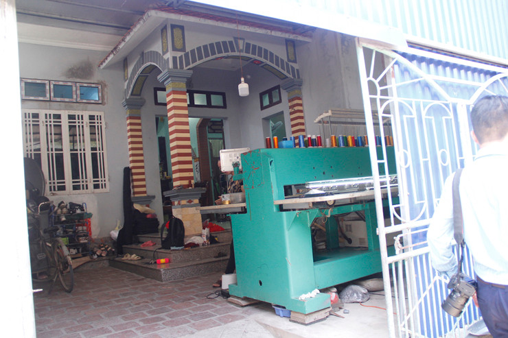 Cách đây ít năm, bà Vũ Thi Chi (mẹ Thanh Nhã) đi làm nghề thêu tay lấy tiền công. Ảnh: Giaoducthoidai