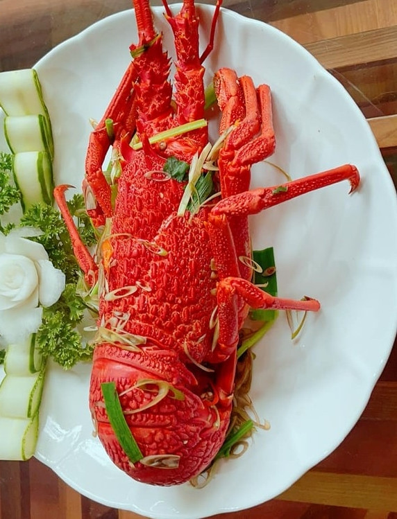 Với độ dày, chắc, ngọt và dai, tôm hùm Đông Úc có thể chế biến thành nhiều món ăn như hấp, nướng phô mai, nướng mỡ hành... Ảnh: Haisanlocbien