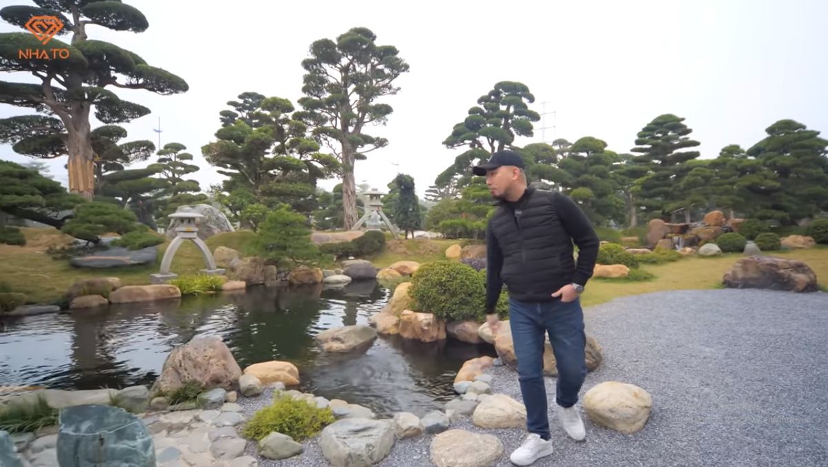 Toạ lạc tại huyện Đông Anh (Hà Nội), khu vườn có diện tích lên tới 11.000m2, bao gồm khoảng 3.000 cây tùng la hán và thông đen, trong đó nhiều cây tuổi đời lên tới hàng trăm năm.