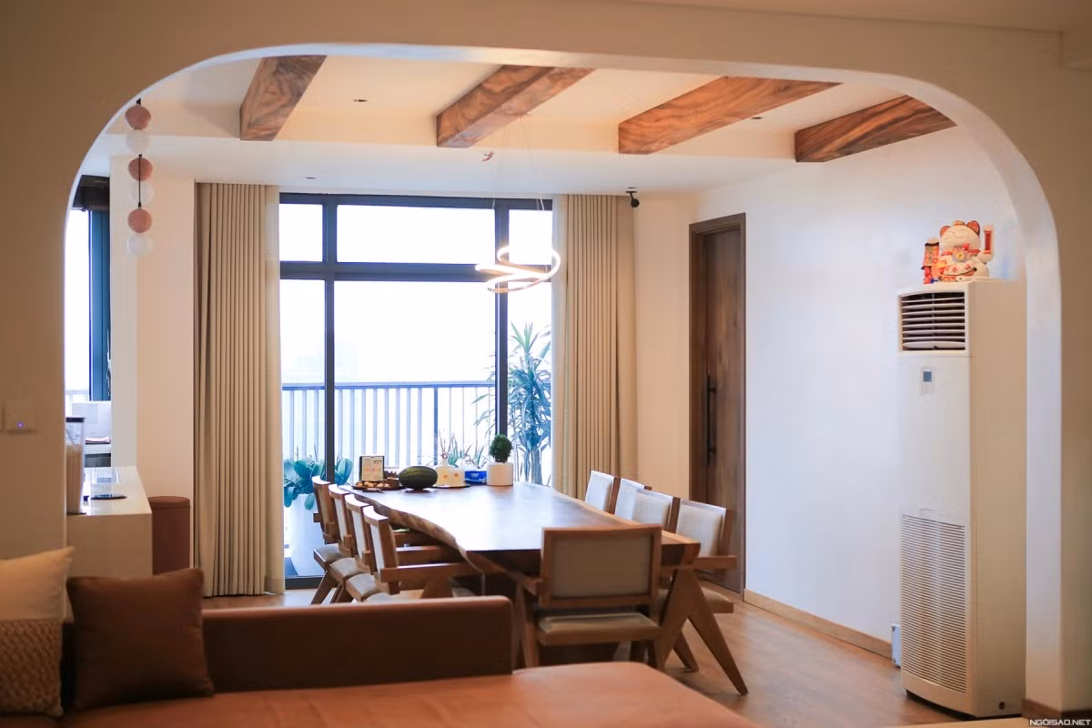 Căn hộd được đập thông từ hai căn hộ liền nhau. Chi phí sửa sang cặp đôi chi cho cơ ngơi này bằng tiền mua một căn chung cư nữa.