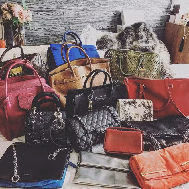 Ca nương Kiều Anh tậu nhiều túi xách, giày đến từ các thương hiệu đắt đỏ như Chanel, Dior, Gucci...