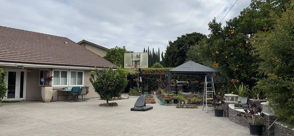 Khu vực sân được lót gạch sạch sẽ, trang bị đầy đủ vật dụng cần thiết như bàn ghế, xích đu, trụ bóng rổ,...